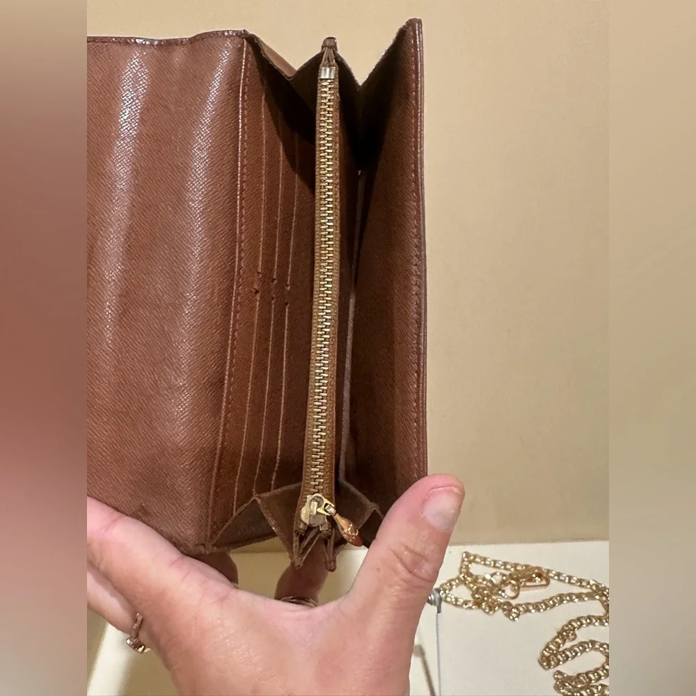 LOUIS VUITTON
Sarah leather wallet w/unbranded chain - Picture 8 of 12